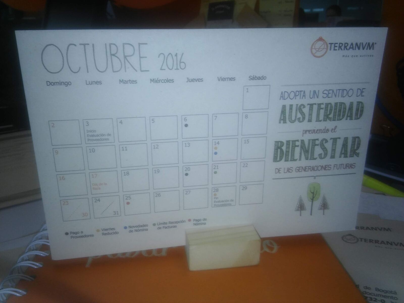 Calendario de escritorio · mensajes de sostenibilidad